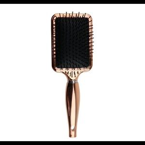 NEW Aria Luxe Chrome Detangling Brush